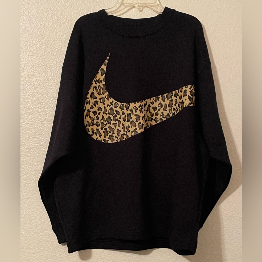 Nike Women’s Big Leopard Swoosh Black Crewneck Sweatshirt Top Small